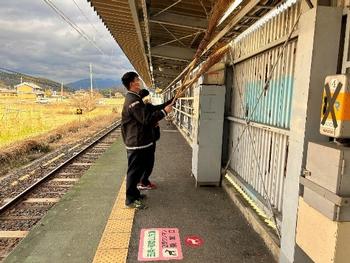 玉手駅の掃除の様子