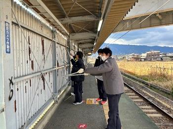 玉手駅の掃除の様子