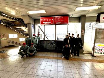 カウントダウンボードを背景にした生徒の集合写真