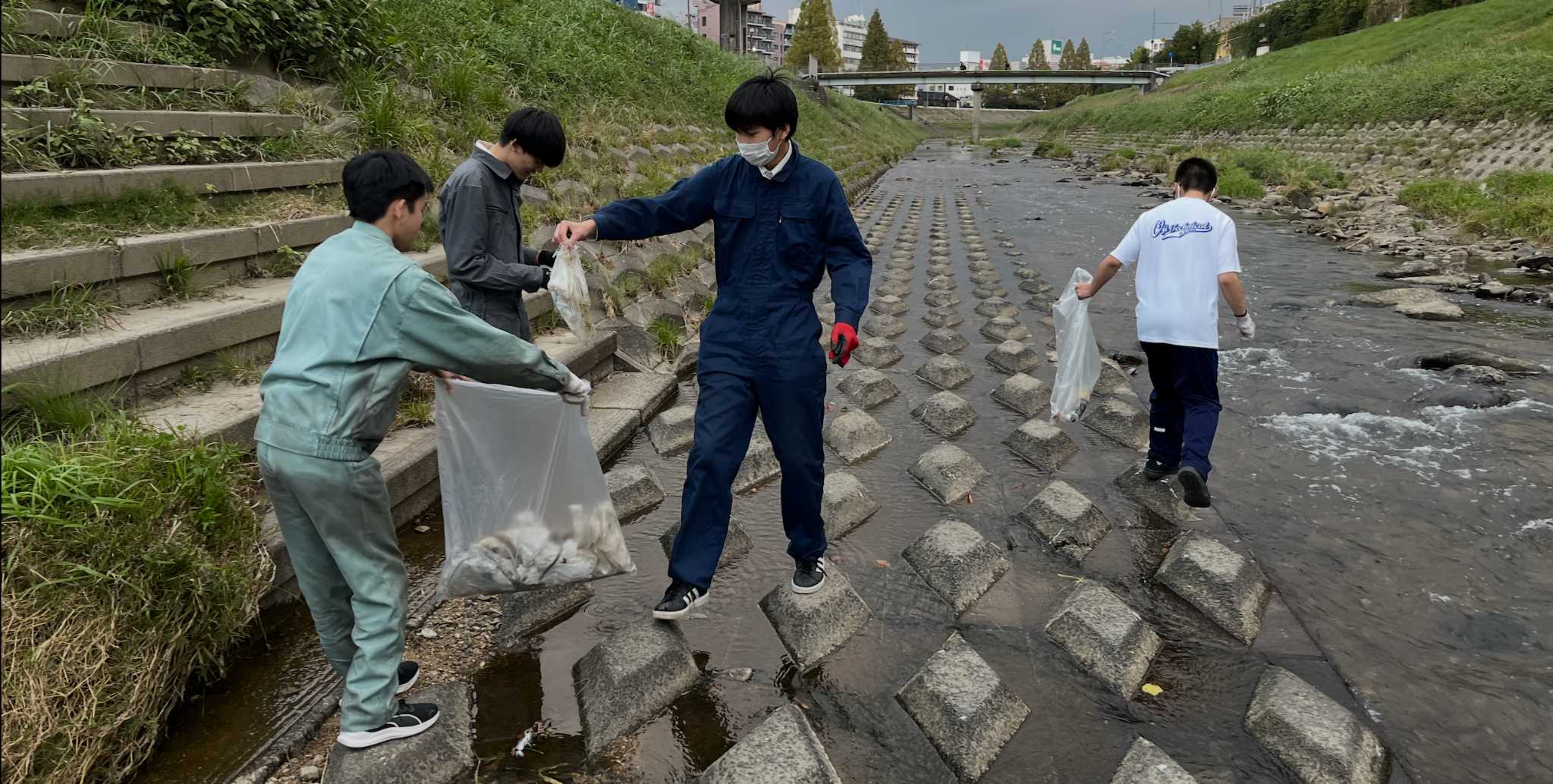 生徒の清掃活動の様子
