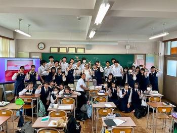 ３－７生徒と集合写真