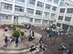 中庭に集う人々