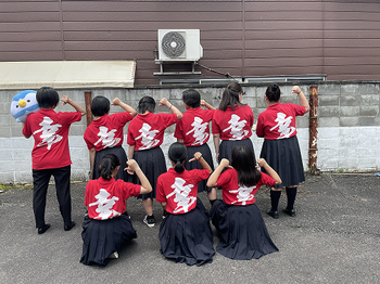 吹奏楽部Tシャツ「幸T」を着ている集合写真