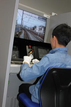 生徒写真　シミュレーション運転中