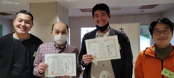 表彰状を持ったOB２名の笑顔の写真