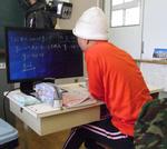 中学部　拡大読書器を使った学習の様子　写真